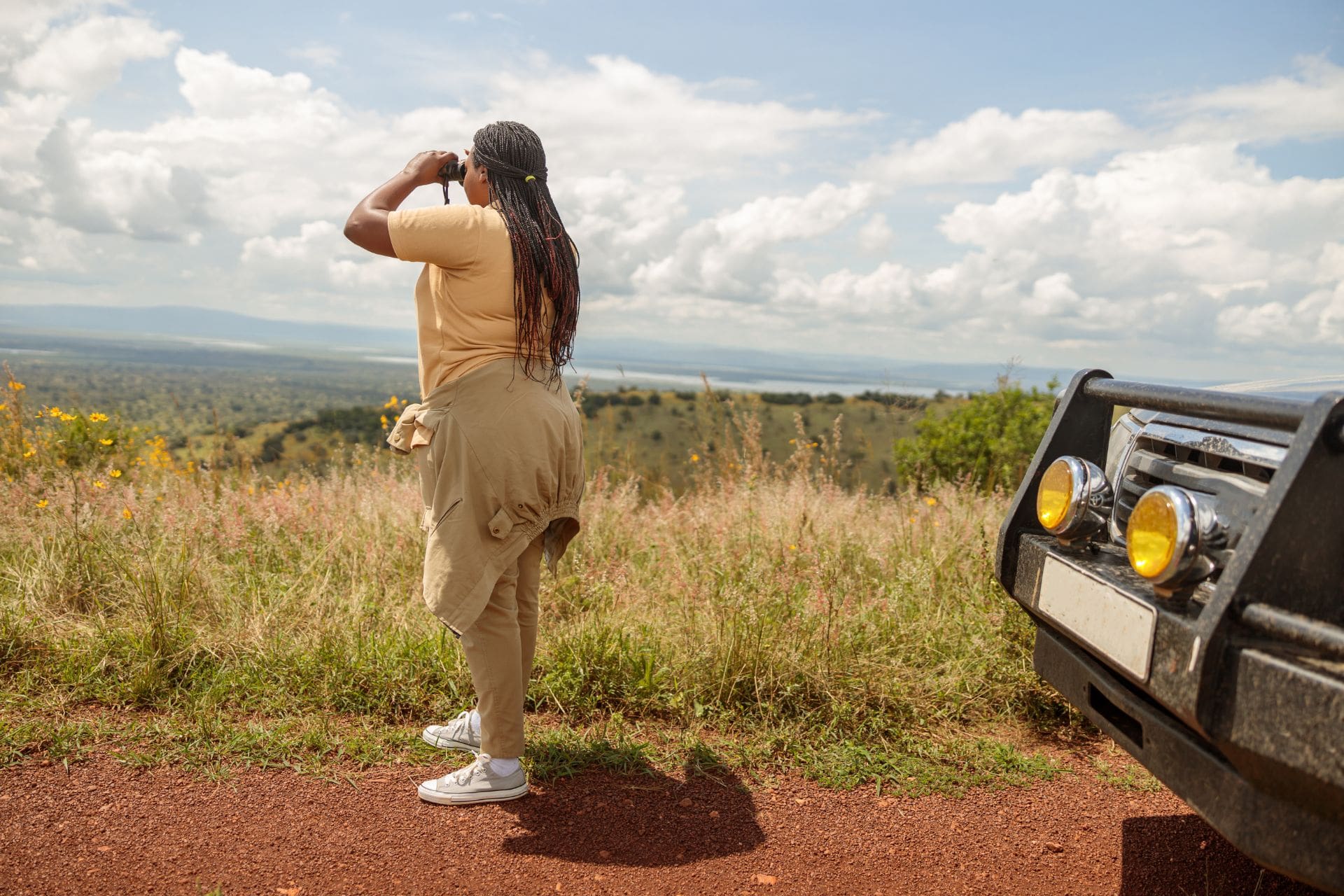 4Days3NightsCity-1 african-american-female-guide-using-binoculars